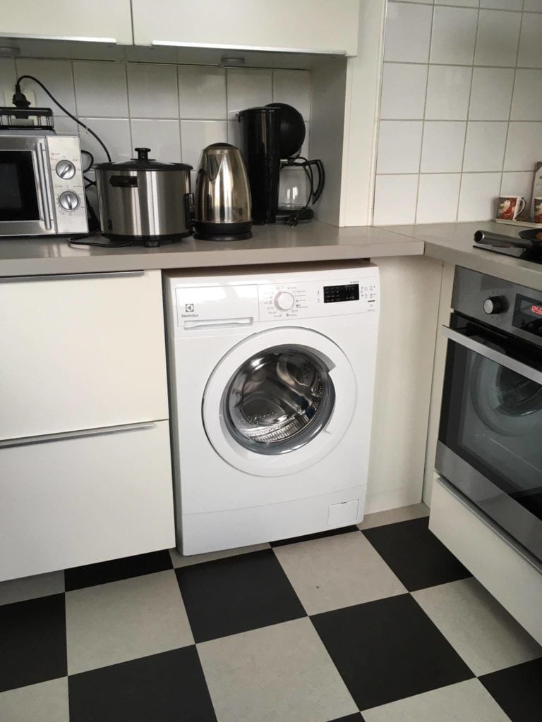 En tvättmaskin installerad enligt säker vatten i kök